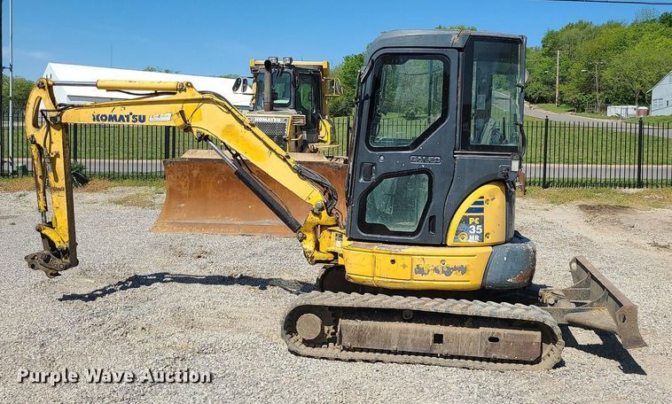 image for item MX9735 2006 Komatsu PC35MR-2  mini excavator