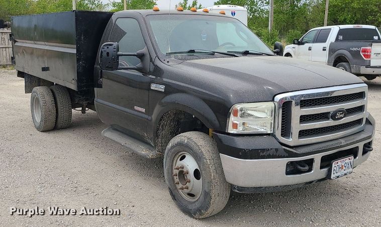 image for item MX9752 2005 Ford F350 Super Duty  dump bed pickup truck
