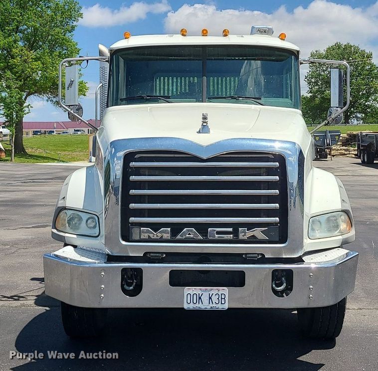 image for item MX9779 2013 Mack GU533  rollback truck