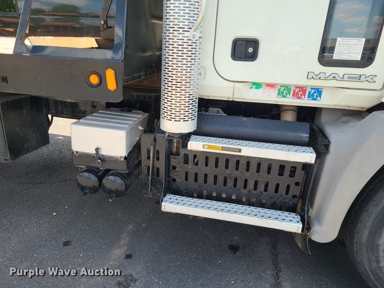 image for item MX9779 2013 Mack GU533  rollback truck