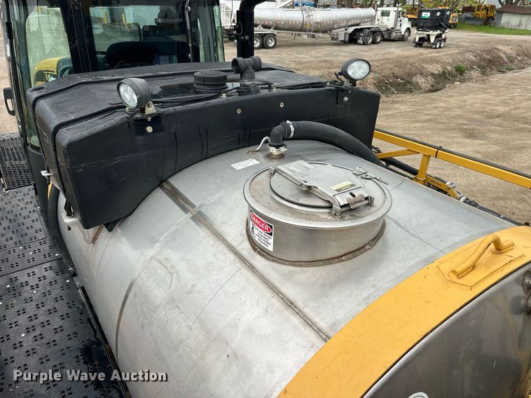 image for item DP0478 2013 AGCO RoGator 900  sprayer