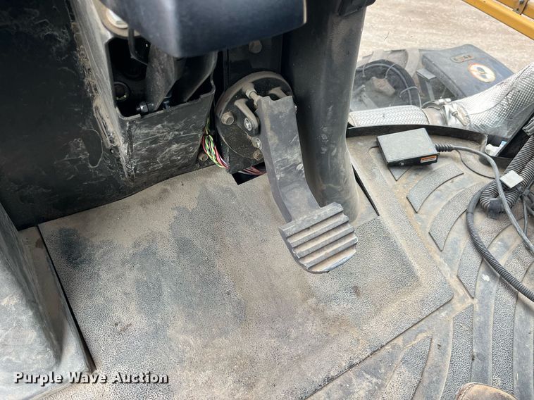 image for item DP0478 2013 AGCO RoGator 900  sprayer