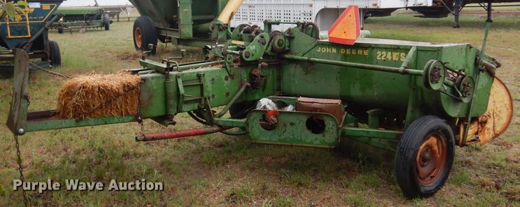 image for item DQ0583 John Deere 224  small square baler