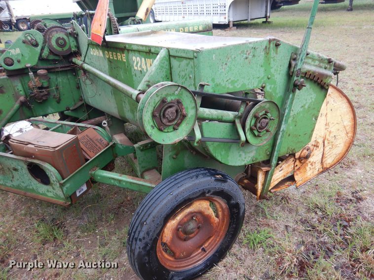 image for item DQ0583 John Deere 224  small square baler