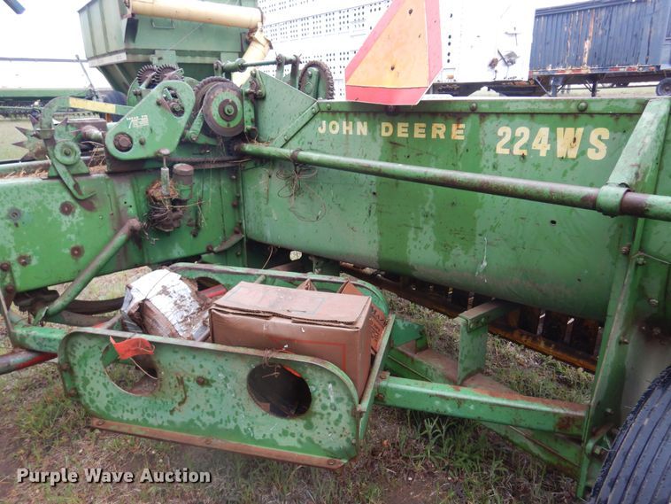 image for item DQ0583 John Deere 224  small square baler