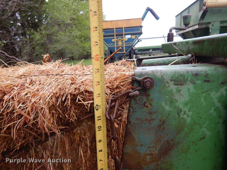 image for item DQ0583 John Deere 224  small square baler