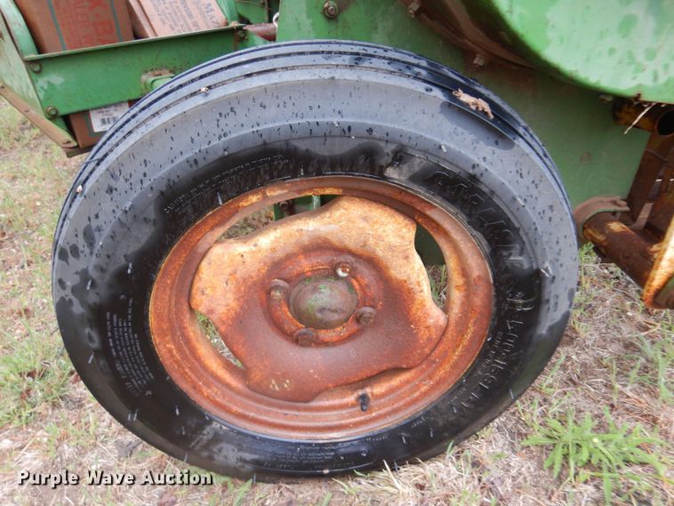 image for item DQ0583 John Deere 224  small square baler