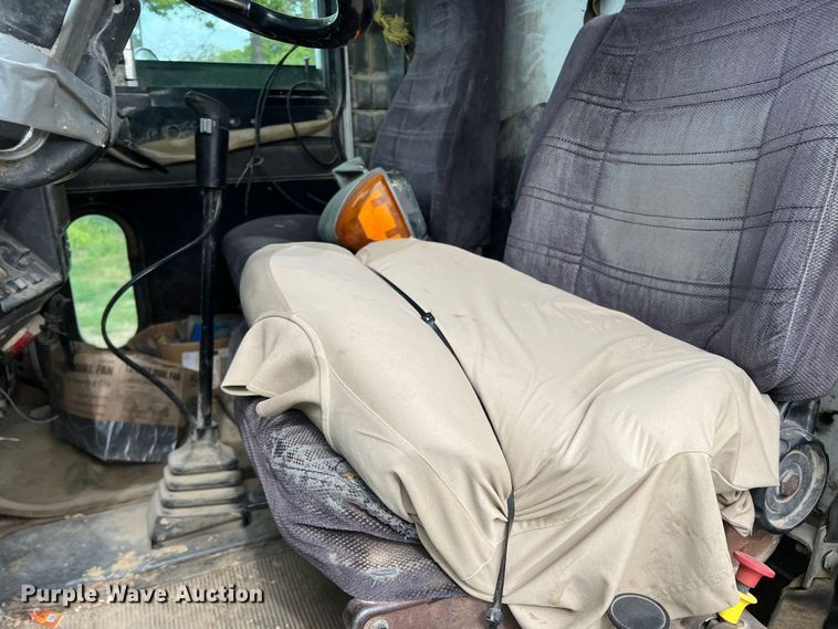 image for item DR5584 1999 Peterbilt 379  semi truck