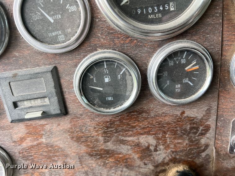 image for item DR5584 1999 Peterbilt 379  semi truck