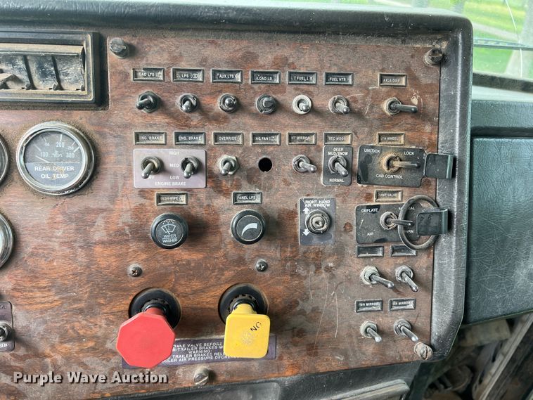 image for item DR5584 1999 Peterbilt 379  semi truck