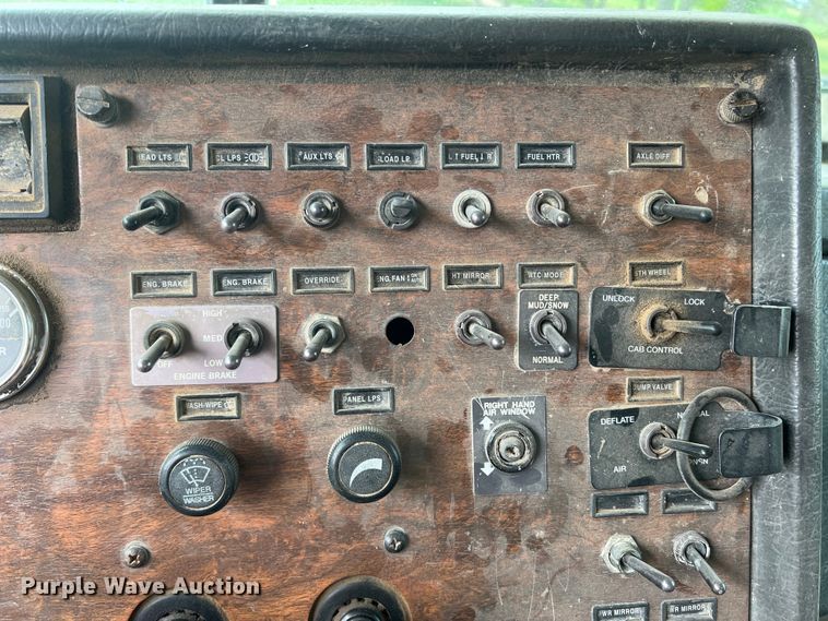 image for item DR5584 1999 Peterbilt 379  semi truck