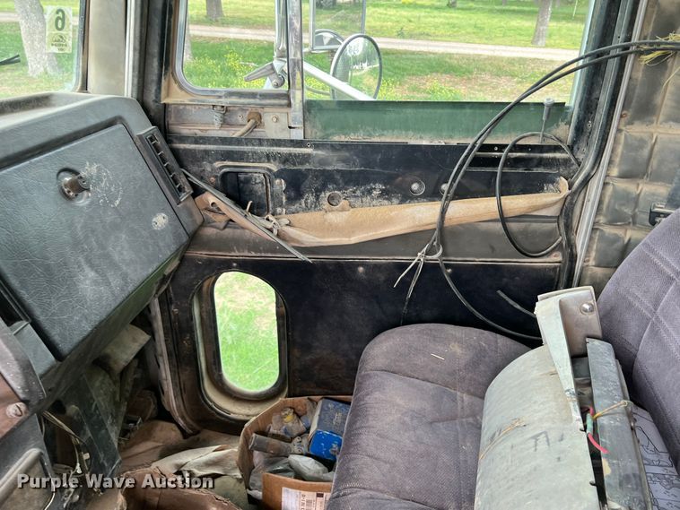 image for item DR5584 1999 Peterbilt 379  semi truck