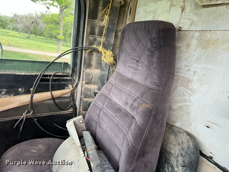 image for item DR5584 1999 Peterbilt 379  semi truck