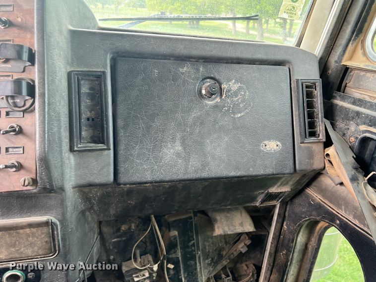 image for item DR5584 1999 Peterbilt 379  semi truck