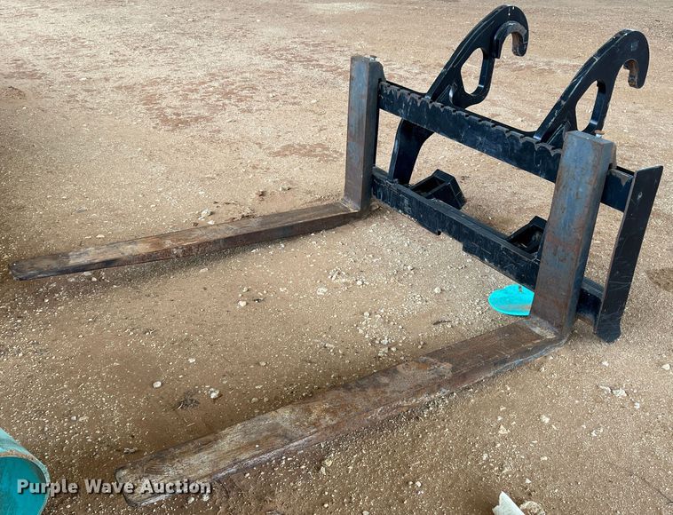 image for item DR5640 Caterpillar  wheel loader forks