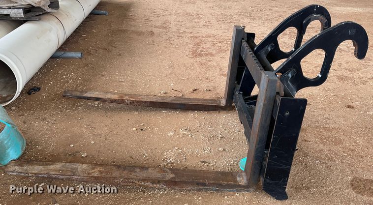 image for item DR5640 Caterpillar  wheel loader forks