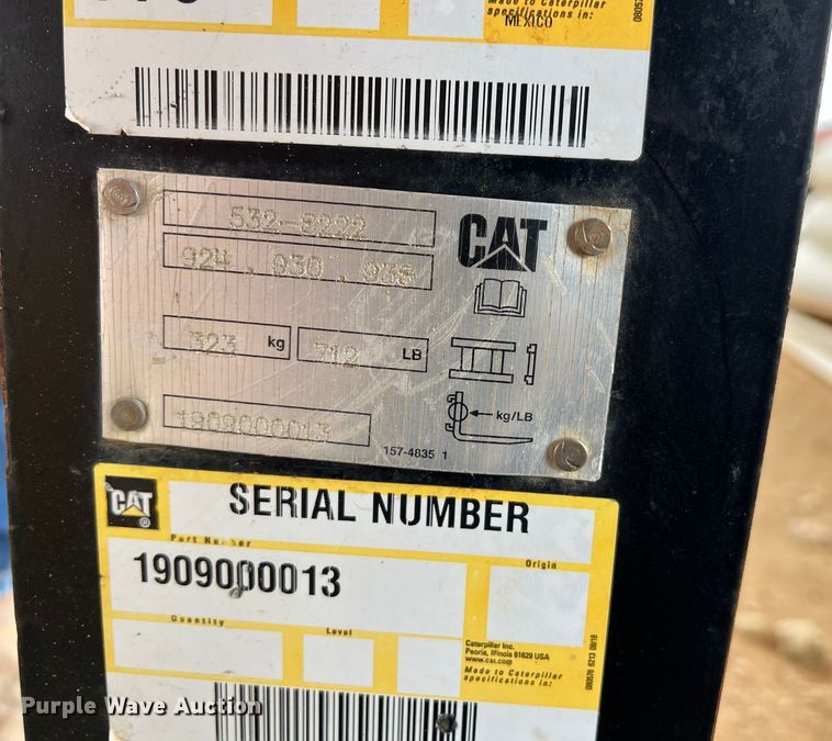 image for item DR5640 Caterpillar  wheel loader forks