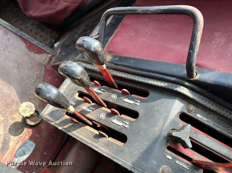 image for item JD9125 1979 International Harvester 1086  tractor