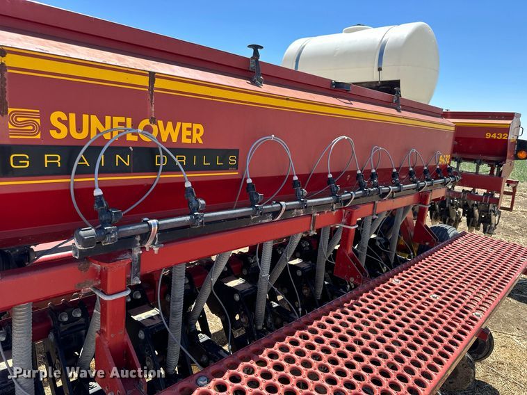 image for item KL9183 Sunflower 9432-30  grain drill