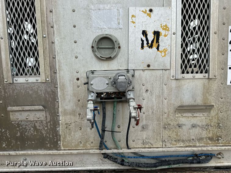 image for item KL9205 2005 Barrett  livestock trailer