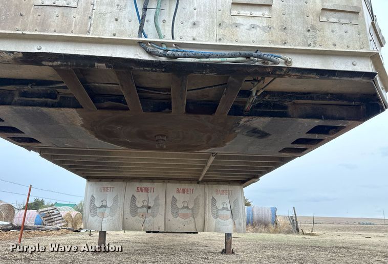 image for item KL9205 2005 Barrett  livestock trailer