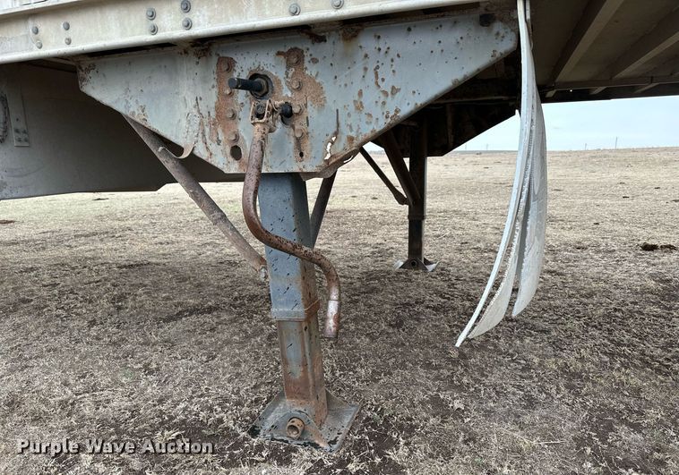 image for item KL9205 2005 Barrett  livestock trailer