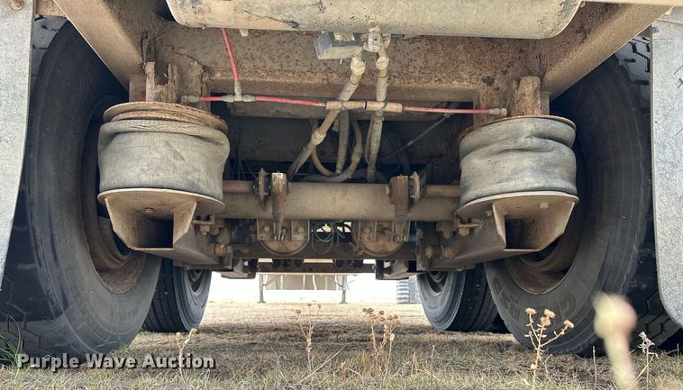 image for item KL9205 2005 Barrett  livestock trailer