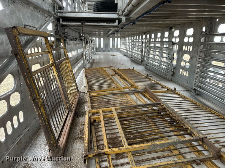 image for item KL9205 2005 Barrett  livestock trailer