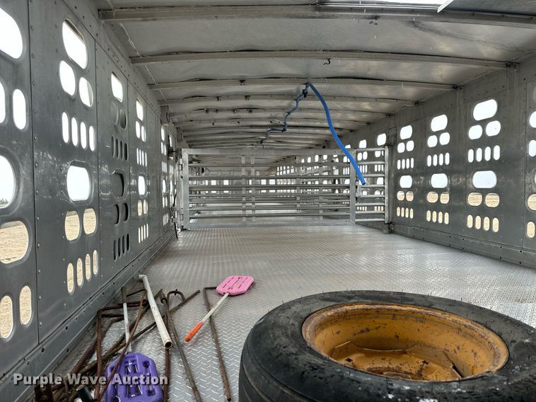 image for item KL9205 2005 Barrett  livestock trailer