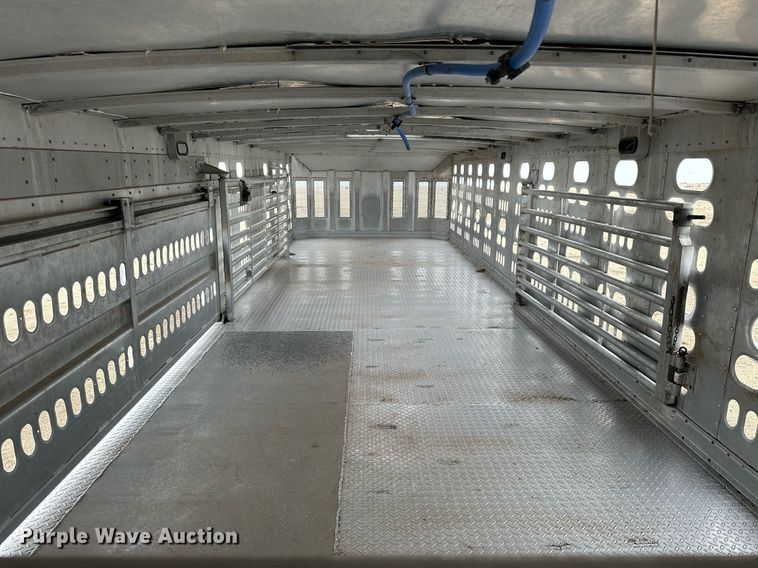 image for item KL9205 2005 Barrett  livestock trailer