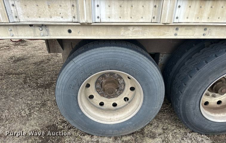 image for item KL9205 2005 Barrett  livestock trailer