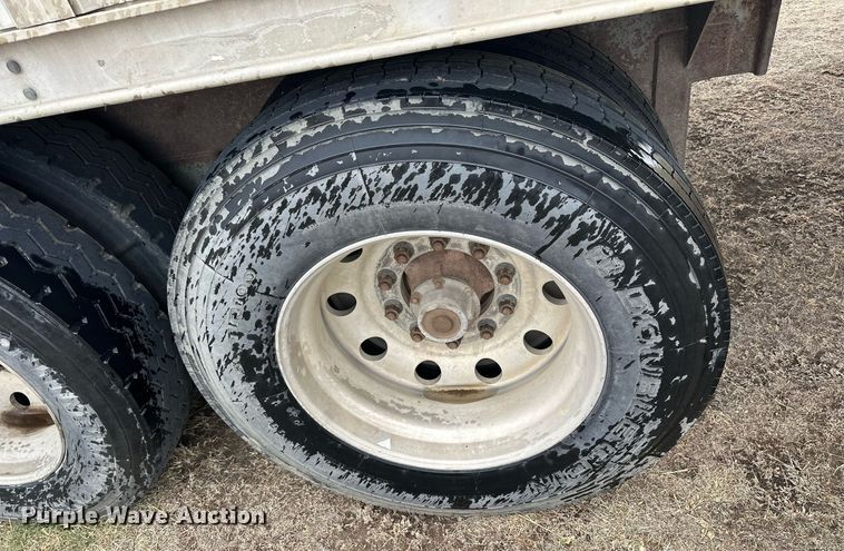 image for item KL9205 2005 Barrett  livestock trailer