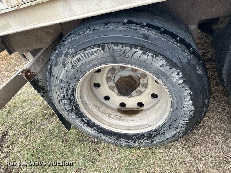 image for item KL9205 2005 Barrett  livestock trailer