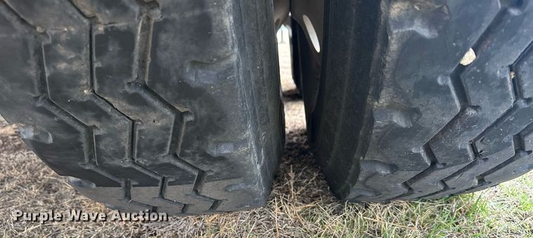 image for item KL9205 2005 Barrett  livestock trailer