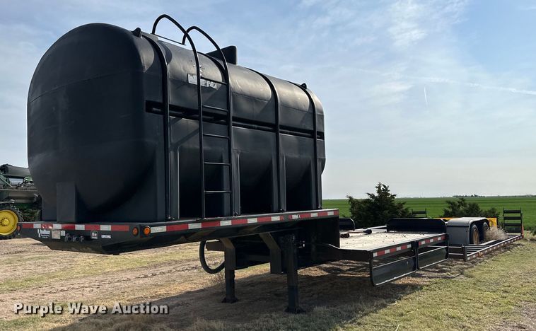 image for item KX9011 2014 Road Runner 4000  sprayer trailer