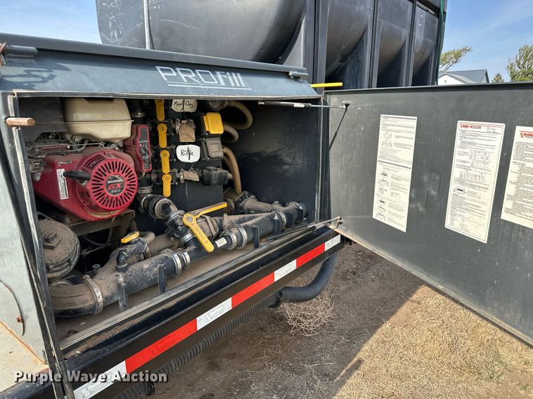 image for item KX9011 2014 Road Runner 4000  sprayer trailer