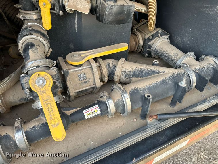 image for item KX9011 2014 Road Runner 4000  sprayer trailer