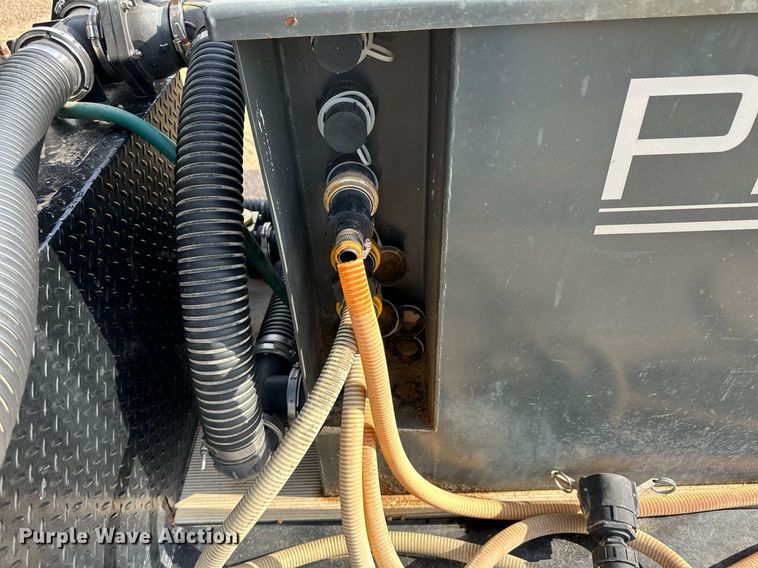 image for item KX9011 2014 Road Runner 4000  sprayer trailer