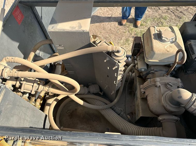 image for item KX9011 2014 Road Runner 4000  sprayer trailer