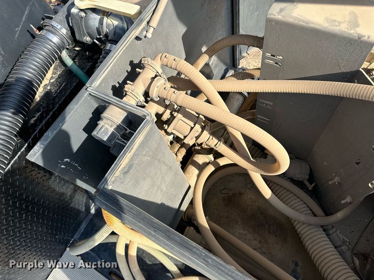 image for item KX9011 2014 Road Runner 4000  sprayer trailer