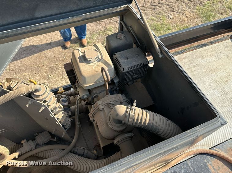 image for item KX9011 2014 Road Runner 4000  sprayer trailer