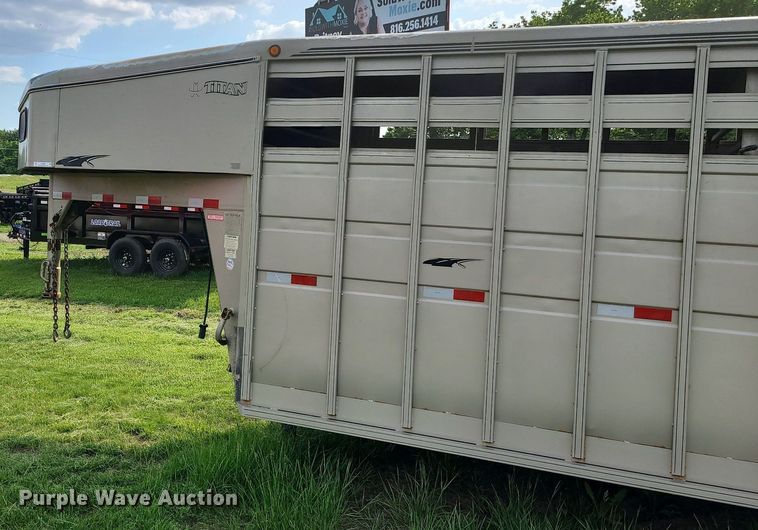 image for item LE9088 2004 Titan  livestock trailer