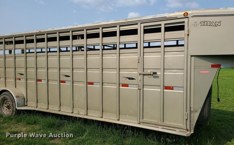image for item LE9088 2004 Titan  livestock trailer