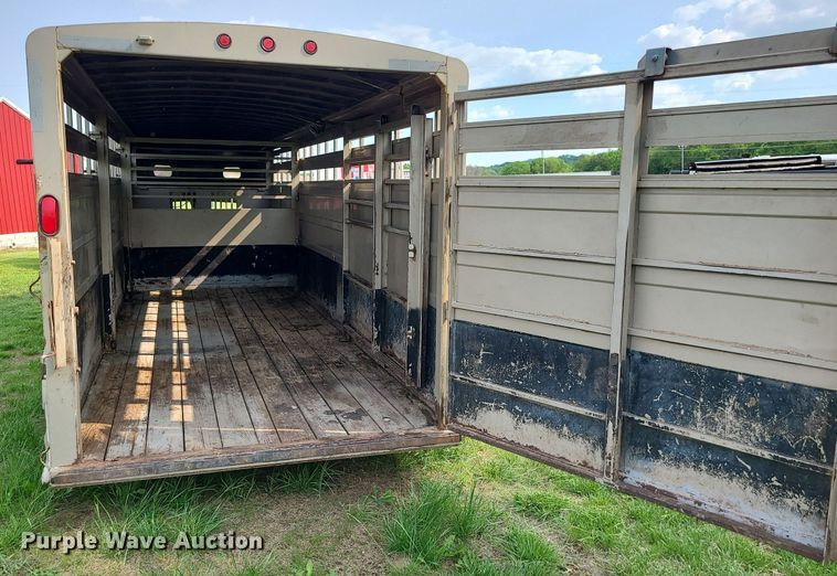 image for item LE9088 2004 Titan  livestock trailer