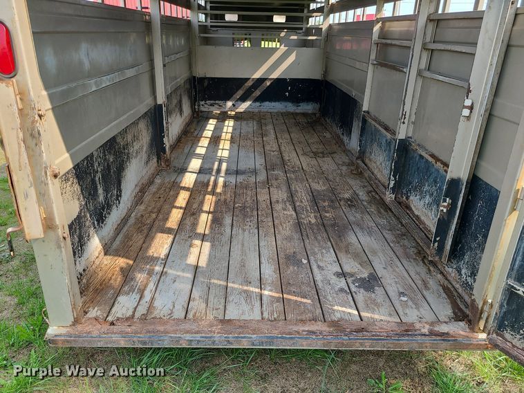 image for item LE9088 2004 Titan  livestock trailer
