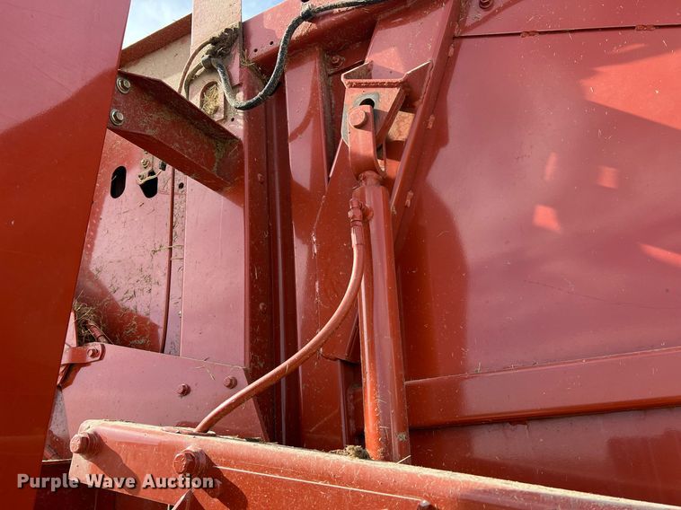 image for item LI9672 2006 Hesston 956  round baler