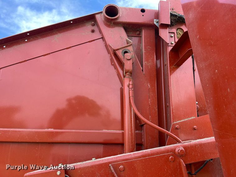 image for item LI9672 2006 Hesston 956  round baler