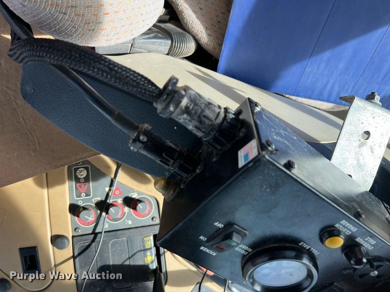 image for item LI9672 2006 Hesston 956  round baler