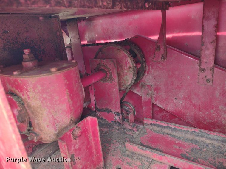 image for item LL9090 New Holland 276  small square baler