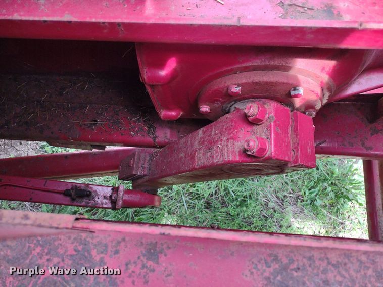 image for item LL9090 New Holland 276  small square baler